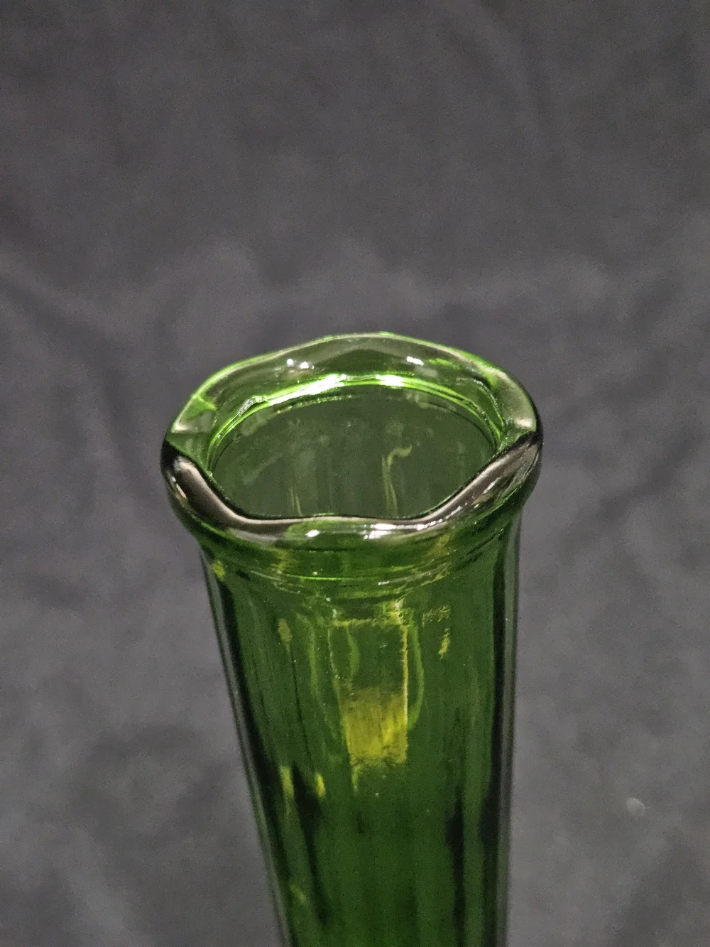Vtg PGC Portland Glass Co Emerald Green Ribbed Bud Vase Scalloped Rim 9